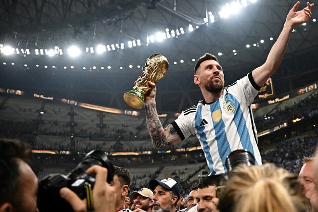 Lionel Messi é uma entidade do futebol. Campeão do mundo em 2022, o argentino está na briga com Kylian Mbappé e Karim Benzema para levar o prêmio de melhor jogador do mundo do último ano. Veja a seguir 7 motivos para acreditar que o hermano conquistará o The Best pela sétima vez!
