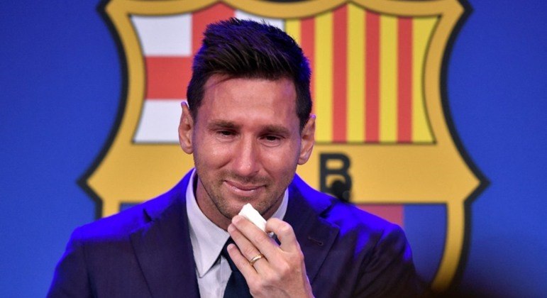 Messi se emocionou muito na despedida do Barcelona
