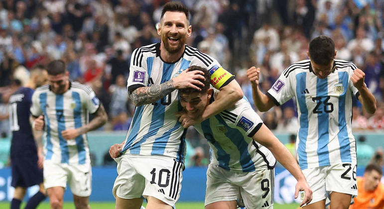 Lionel Messi demonstrou todo seu carinho por Julián Álvarez no segundo gol da Argentina