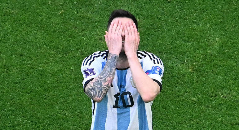 Lionel Messi lamenta gol da virada da Arábia Saudita contra a Argentina na estreia da Copa