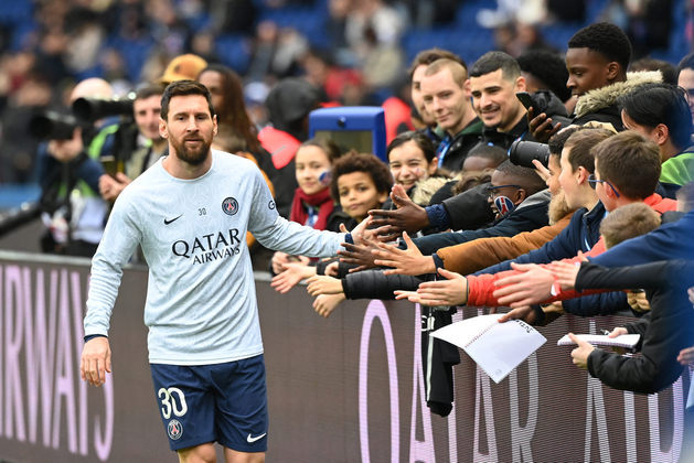 Luis Campos, diretor do PSG, afirmou, em participação no programa francês Téléfoot, que quer que Messi continue no projeto do clube. Para isso, as partes discutem sobre um novo contrato. 