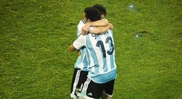 Lionel Messi e Lionel Scaloni se abraçaram após a classificação argentina para as quartas de final na Copa de 2006
