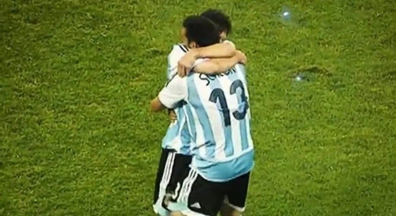 Lionel Messi e Lionel Scaloni se abra&ccedil;aram ap&oacute;s a classifica&ccedil;&atilde;o argentina para as quartas de final na Copa de 2006
