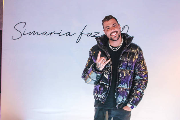 O apresentador Lipe Ribeiro também posou para os fotógrafos que estavam no evento