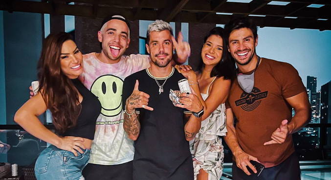 Lipe Ribeiro posou com os casais 'Selfissa' e 'Malyne' durante um churrasco