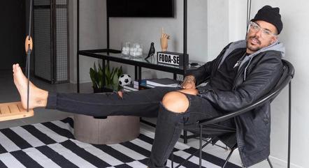 Lipe Ribeiro exibe novo apartamento
