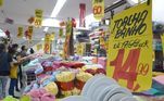 Movimentação no comércio de Salvador (BA), nesta terça-feira (3). A liquidação após o ano novo atrai os clientes. Tem gente que espera para trocar presentes depois do Natal, para pagar menos e até aproveitar para comprar mais