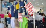 Movimentação no comércio de Salvador (BA), nesta terça-feira (3). A liquidação após o ano novo atrai os clientes. Tem gente que espera para trocar presentes depois do Natal, para pagar menos e até aproveitar para comprar mais