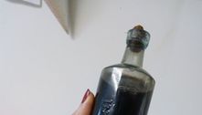 O mistério da garrafa cheia de líquido achada com um esqueleto 
