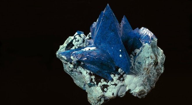 A estrutura dos cristais é a mesma do liroconito, mas a kernowite contém ferro em vez de alumínio, criando uma cor diferente