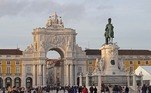 O documento pode ser solicitado por profissionais de qualquer área, mas, para as profissões regulamentadas, é obrigatória a equivalência do diploma universitário estrangeiro e a inscrição na respectiva ordem profissional. Além disso, esse tipo de visto exige que o contrato de trabalho seja redigido pelo contratante