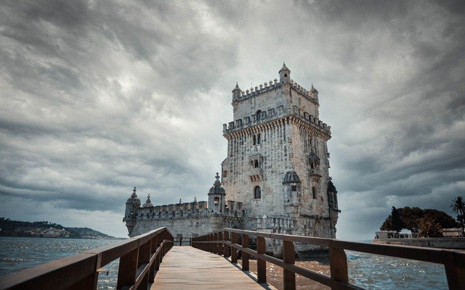 O interessado precisa ter um plano de saúde e pode optar pelo PB4, seguro viagem criado em um acordo entre Brasil, Portugal, Itália e Cabo Verde que oferece atendimento público de saúde ao beneficiário nos países membros