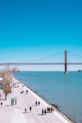 O visto ainda concede a oportunidade de levar familiares que não desejam trabalhar no país, caso contrário, o parente também precisa solicitar o documento