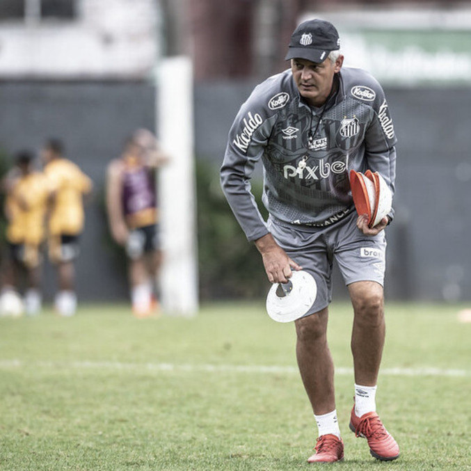 Técnico santista Lisca em treinamento:  semana livre para preparar a equipe