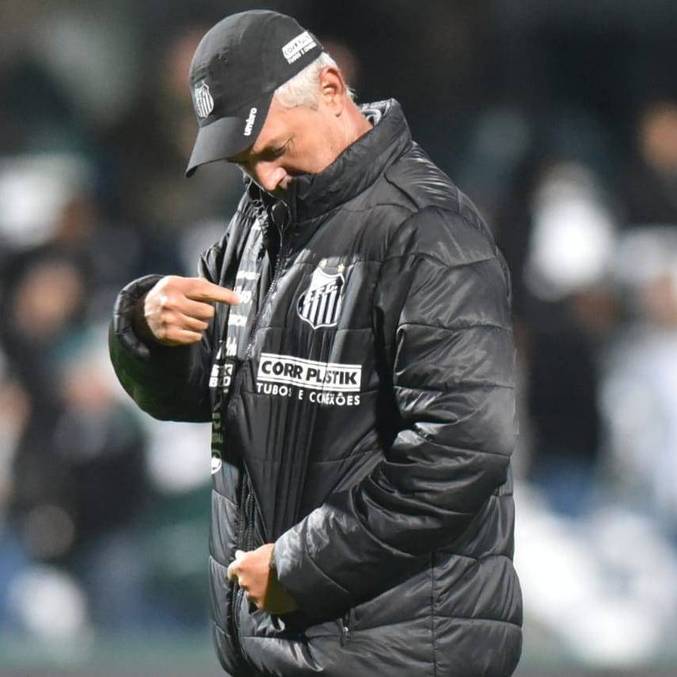 Lisca saudou torcida do Santos em Curitiba após o apito final: primeiro triunfo dele 