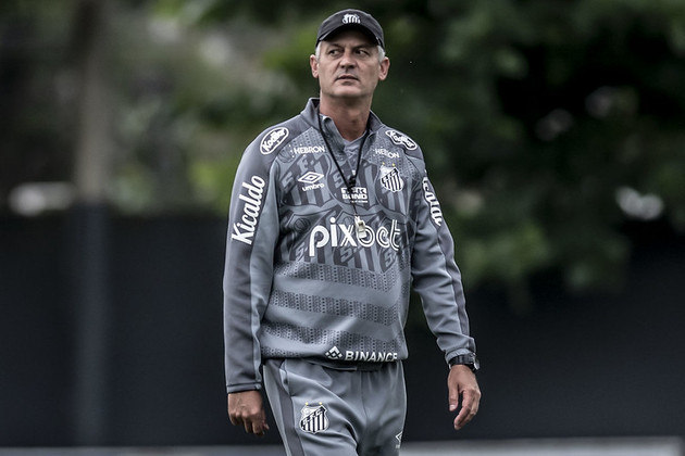 O técnico Lisca tem três derrotas,  três empates e duas vitórias