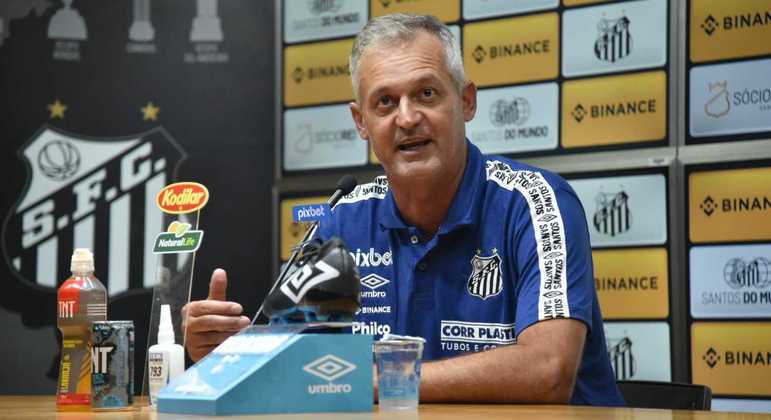 O técnico Lisca durante apresentação no Santos realizada na tarde desta quinta-feira (21)