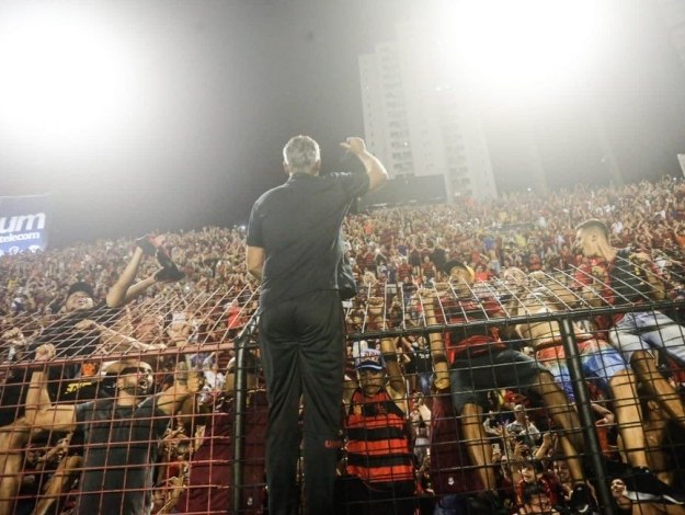 Lisca Doido no alambrado, festejando com a torcida do Sport. O amor virou ódio com a 'traição'
