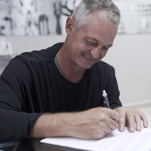 Técnico assina o contrato