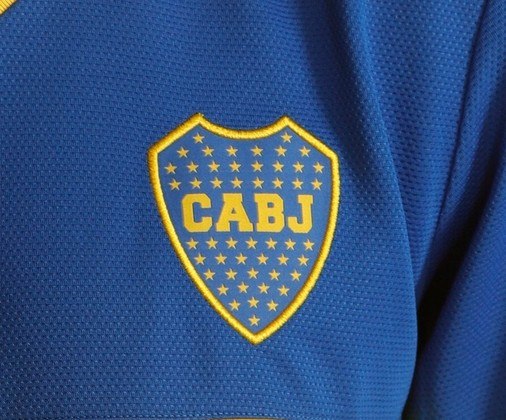 18º colocado: Boca JuniorsO clube sul-americano mais bem colocado na lista é o Boca Juniors, da Argentina, que aparece na 18ª colocação. Os xeneizes, conhecidos pela história vencedora no continente, além do místico estádio da Bombonera, têm um dos escudos mais populares. As 68 estrelas douradas representam os títulos conquistados pelo Boca