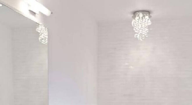 listre de cristal para banheiro todo branco com banheira 