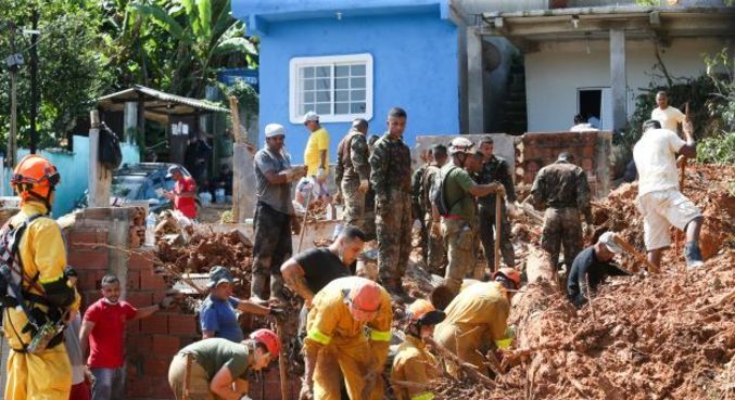 Equipes de resgate buscam por pessoas possivelmente soterradas na Vila Sahy