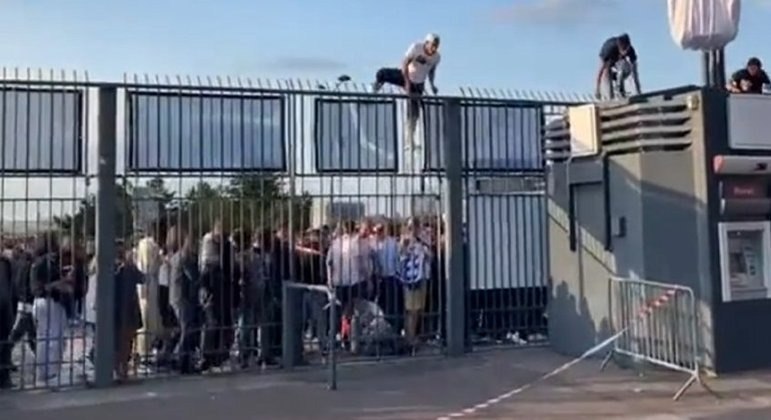 Torcedores de Real Madrid e Liverpool invadiram o Stade de France para assistir a final da Champions League