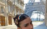 A influenciadora Livia Marques ousou com um coque cheio de gel e presilhas coloridas, durante um passeio em Paris, na França