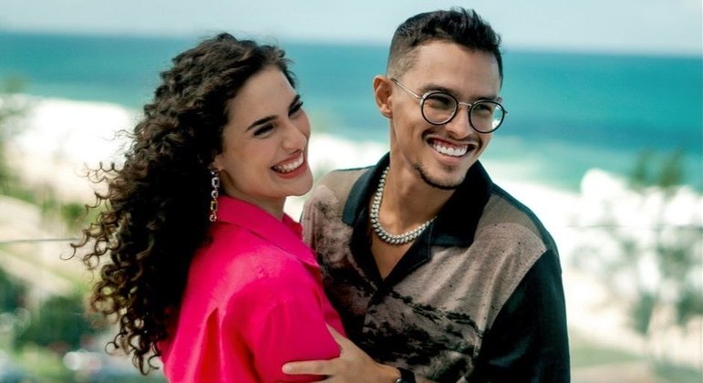 Lívian Aragão anuncia fim de namoro com Jota
