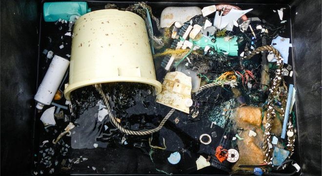 A cada ano, milhões de toneladas de lixo vão parar nos oceanos