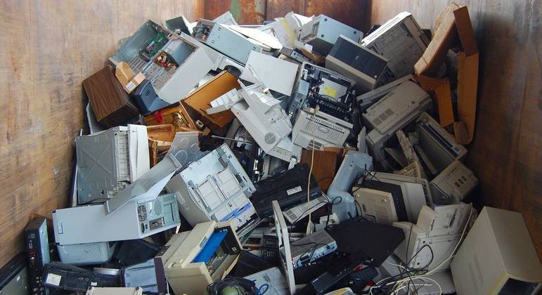 Dispositivos eletrônicos devem ser levados a pontos de coleta para serem reciclados