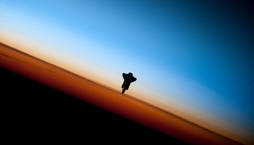 Poluição da corrida espacial pode ameaçar a atmosfera (NASA via The New York Times)