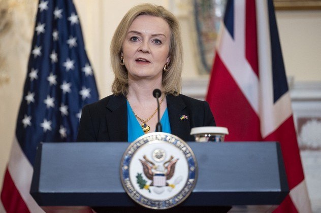 A secretária de Relações Exteriores britânica, Elizabeth Truss, durante coletiva de imprensa