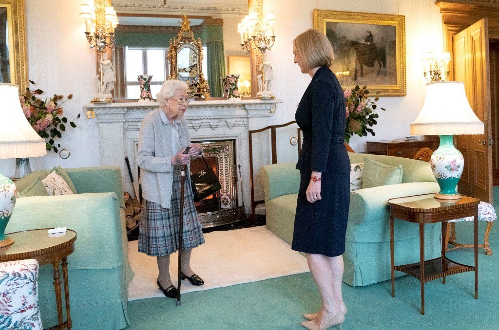 A rainha Elizabeth 2ª e a primeira-ministra eleita da Grã-Bretanha Liz Truss