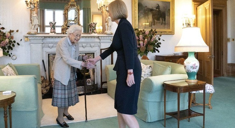 A rainha Elizabeth 2ª em seu primeiro encontro oficial com Liz Truss, a nova primeira-ministra do Reino Unido