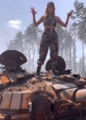 Liziane Gutierrez postou em suas redes sociais uma foto em cima de um taque de guerra russo