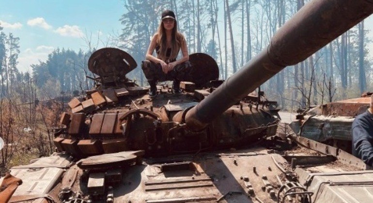 A modelo Liziane Gutierrez volta a postar foto em tanque russo