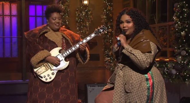 Lizzo faz estreia em grande estilo no Saturday Night Live; vídeos