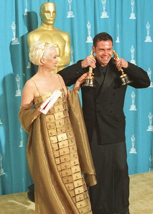 A australiana Lizzy Gardiner inovou em 1995 ao usar um vestido feito com cartões de crédito. Ela brilhou na hora de receber o Oscar de Melhor Figurino por 'Priscila, a Rainha do Deserto'