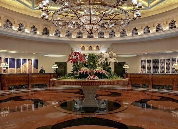 Lobby do hotel ostenta a imponência de sua estrutura