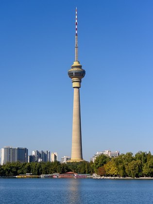 Localizada em Pequim, na China, a Torre de Rádio e TV de Pequim tem 410 metros de altura e foi inaugurada em 1992 para funcionar como canal de transmissão de sinais de rádio e televisão.