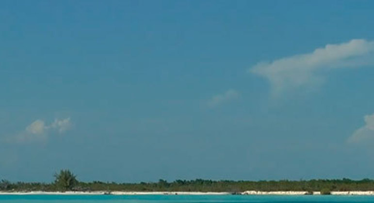 Localizado em uma pequena ilha próxima à costa sul de Cuba, a praia de areia fina e águas cristalinas parece intocável há séculos. As águas são mornas e calmas, com muitos peixes, iguanas e tartarugas marinhas gigantes. Os recifes próximos oferecem ótimos locais para mergulho.