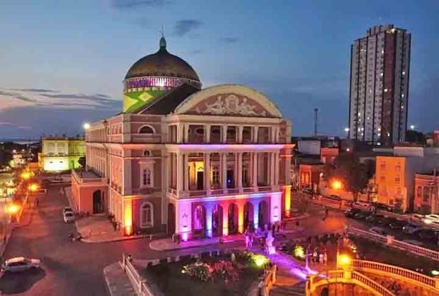 Localizado no centro histórico de Manaus, o Teatro Amazonas foi inaugurado em 1896. O edifício de estilo renascentista foi tombado pelo Patrimônio Histórico Nacional (IPHAN) em 1966. 