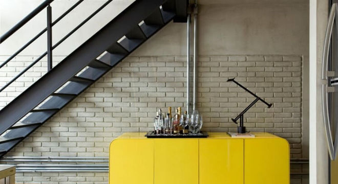 Loft com buffet abaixo da escada Projeto de Diego Revollo