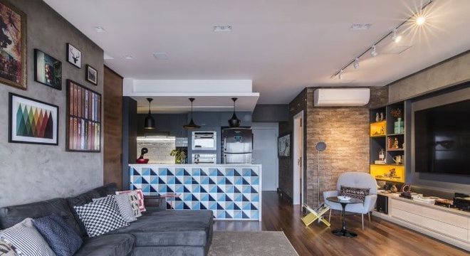 Loft com cozinha americana com bancada estampada Projeto de Pietro Terlizzi