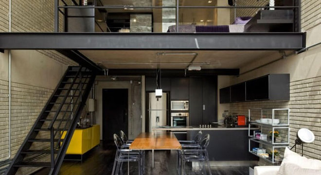 Loft com escada reta de metal e mezanino como quarto Projeto de Diego Revollo