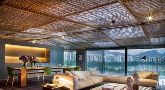 Loft com janelas amplas de vidro Projeto de Gisele Taranto