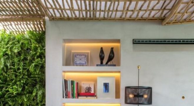 Loft com sala de banho aberta com banheira de concreto Projeto de Gisele Taranto