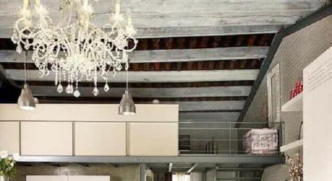 loft industrial decorado com detalhes em cor de rosa 