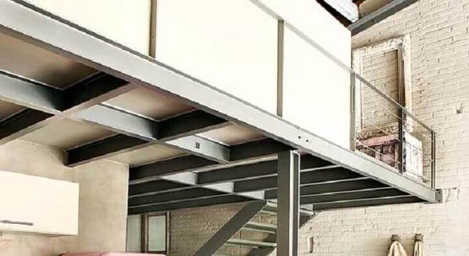 loft industrial decorado com geladeira rosa 